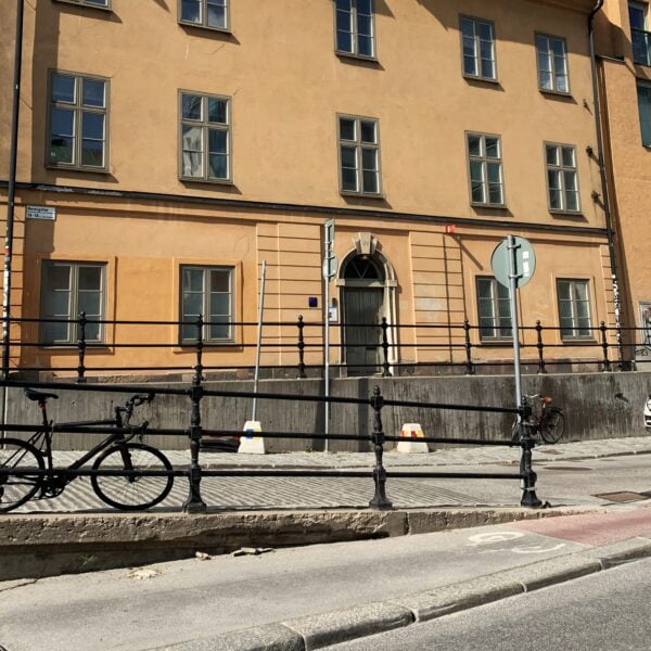 Brännkyrkogatan med antik gjutjärnsstaket från Järn i Offentlig Miljö