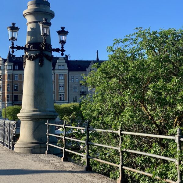 Antik gjutjärnsstolpe från Järn i Offentlig Miljö