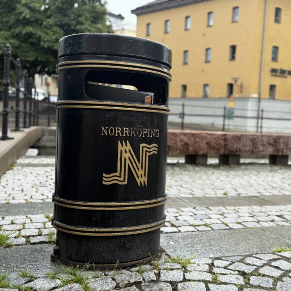Papperskorg i gjutjärn från Järn i Offentlig Miljö