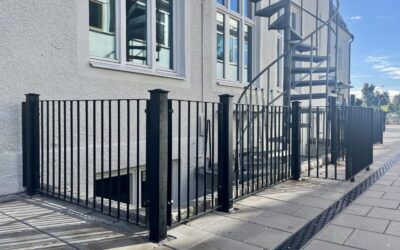 Täby kyrkskola med staket från Järn i Offentlig Miljö