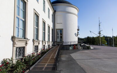 Sjöhistoriska museet med ramp från Järn i Offentlig Miljö