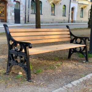 Eastgate parksoffa vid karlaplan från Järn i Offentlig Miljö