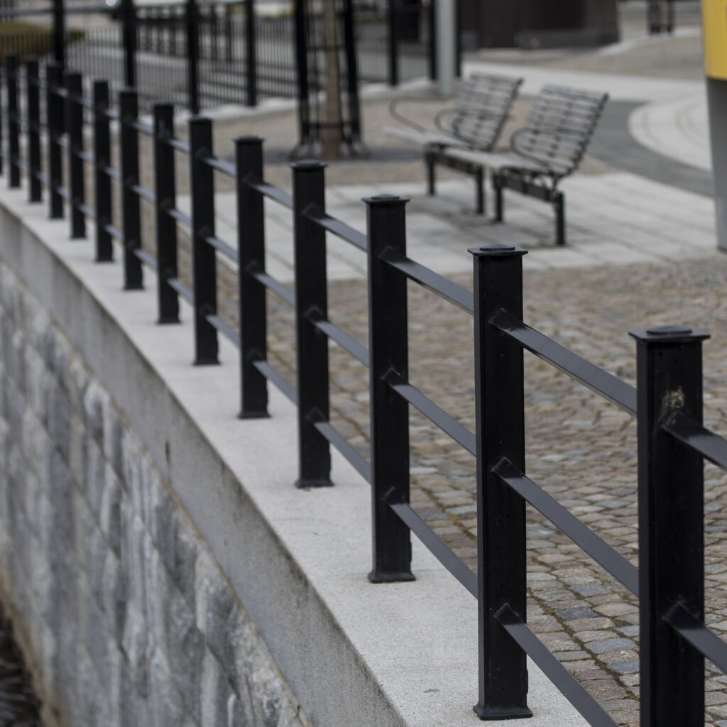 Järn i Offentlig Miljö staket i smide- Nordhägn med tre följare
