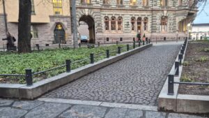 Dianaparken i Helsingfors har planteringsräcken från Järn i Offentlig Miljö