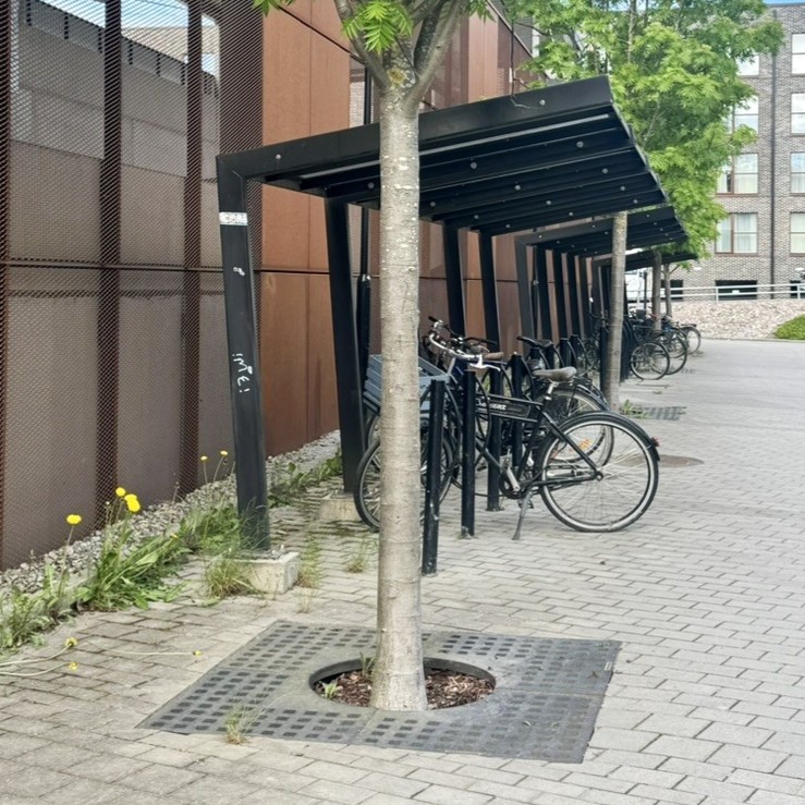 Quadral markgaller från Järn i Offentlig Miljö