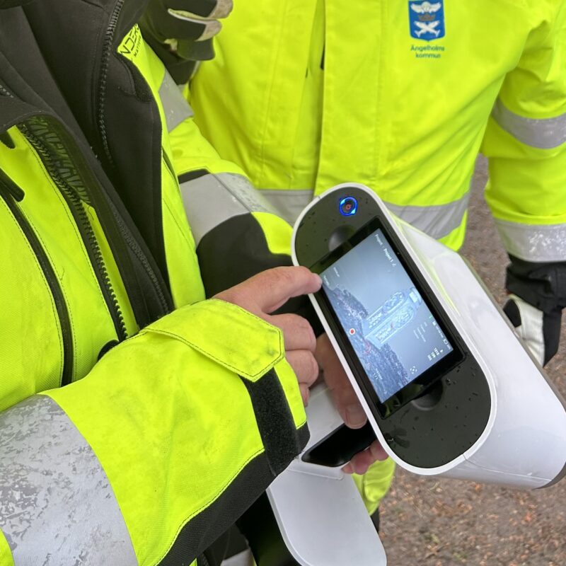 Handhållen 3D-skanner med en digital modell av stolpsockeln på skärmen.
