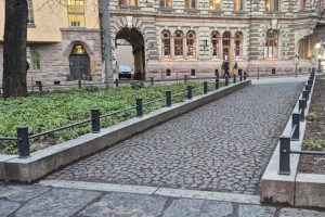 Dianaparken i Helsingfors har planteringsräcken från Järn i Offentlig Miljö