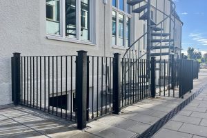Täby kyrkskola med staket från Järn i Offentlig Miljö